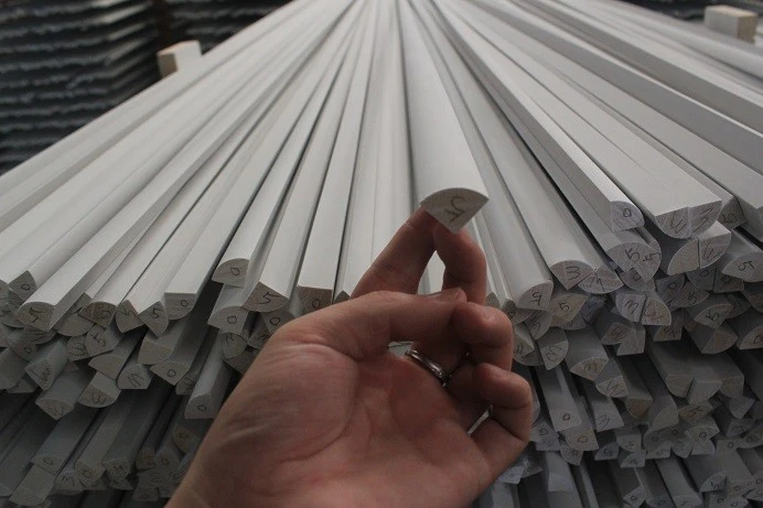 Żarbun tal-Mouldings Żgħar tal-Injam Dekorattiv Abjad Ipprajmata jew Kwart Tond Għal Baseboard